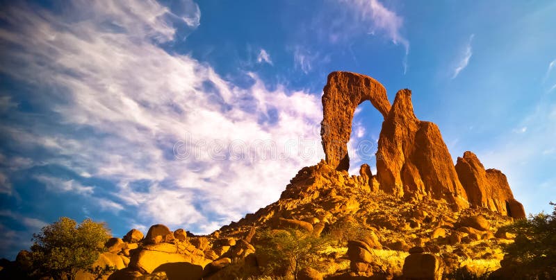 Abstrakcjonistyczna Rockowa formacja przy plateau Ennedi okno aka? ukiem w Czad obraz royalty free
