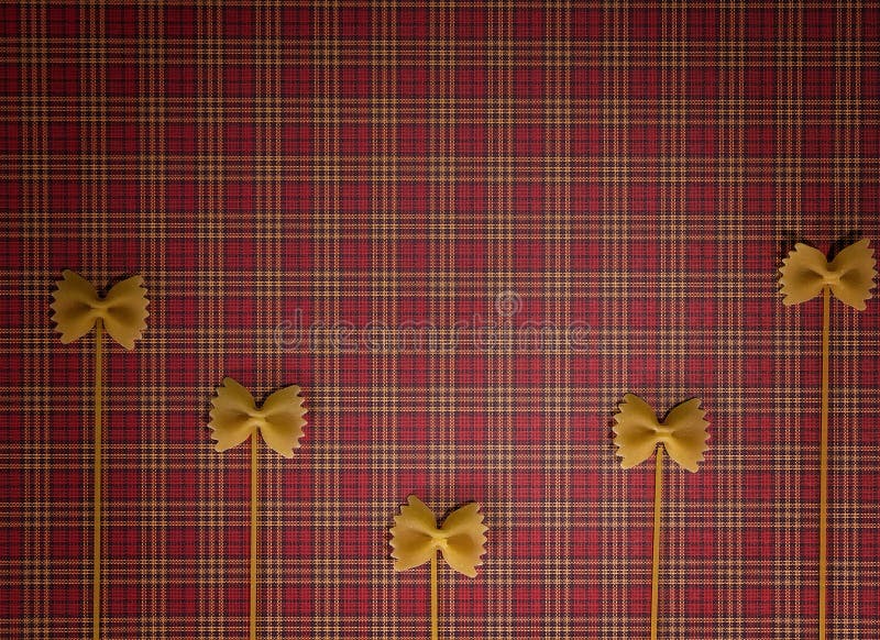abstrakcjonistycznego makaronu tła konsystencja żywności Suchy wholemeal farfalle, spaghetti na czerwieni i obciosywaliśmy tablec zdjęcia royalty free abstrakcjonistycznego makaronu tła konsystencja żywności Suchy wholemeal farfalle, spaghetti na czerwieni i obciosywaliśmy tablec zdjęcia royalty free