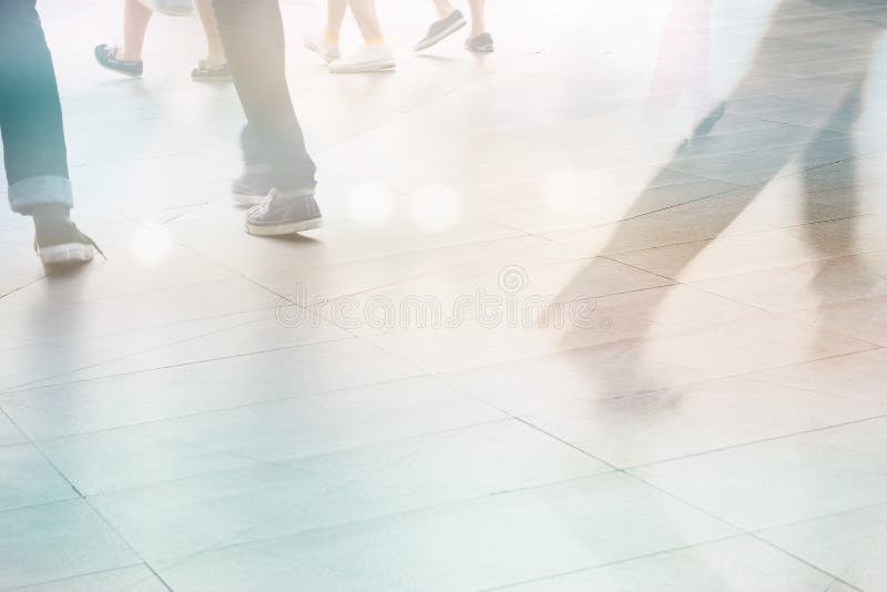 Abstrakcjonistyczni ludzie ulicznego spaceru w mieście, pastelowej miękkiej części i plamy pojęciu fotografia royalty free