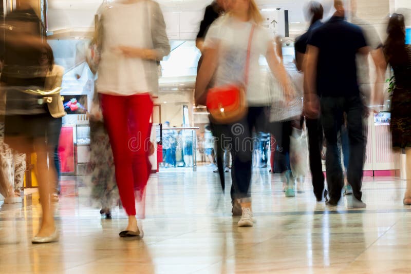 Abstrakcjonistyczny defocused ruch zamazywał młodzi ludzie chodzi w centrum handlowym, miastowy stylu życia pojęcie Dla tła. Abstrakt zamazywał wizerunek wiele ludzie chodzi przy centrum handlowym
