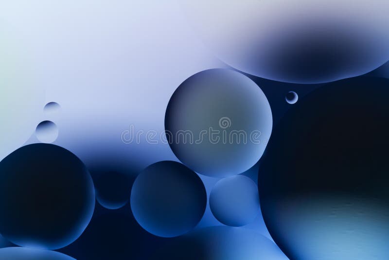 Abstrakcjonistyczny tło w głębokim błękitnym kolorze z olejem opuszcza w wodzie, makro- Nauki, biologii i biotechnologii pojęcie