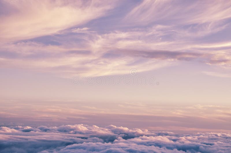 Abstrakcjonistyczny tło z menchiami, purpurami i błękitów kolorami, chmurnieje Zmierzchu niebo nad chmury