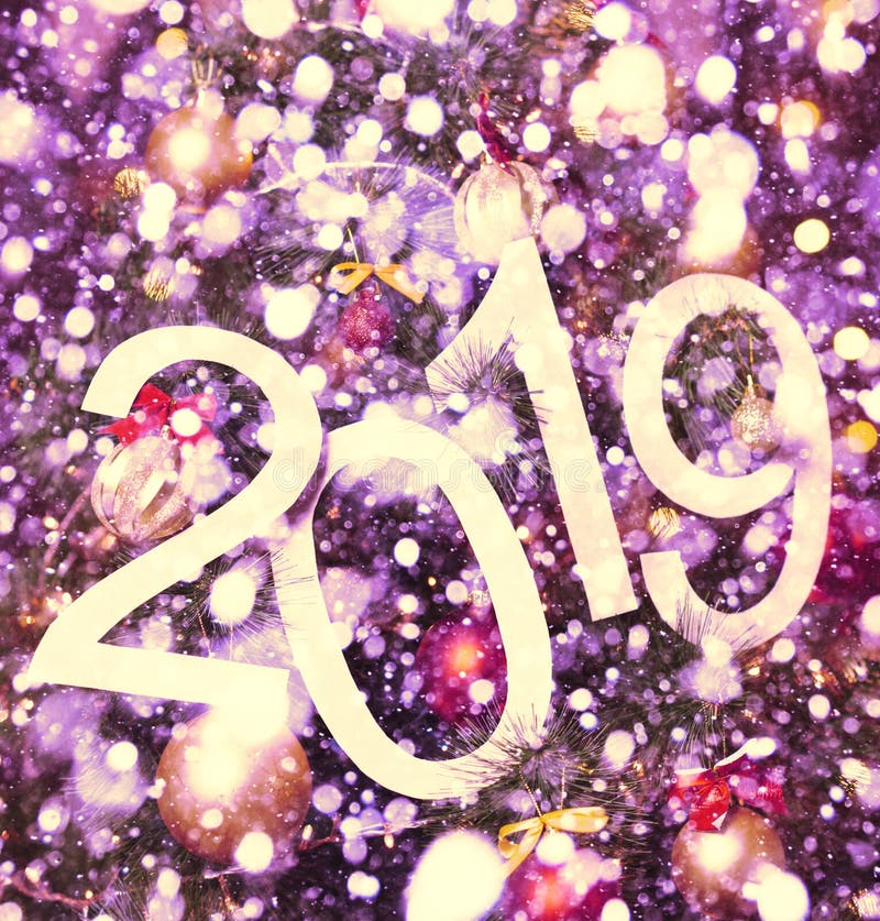 2019 abstrakcjonistycznych tekstów na purpurowym tle choinka i światła - jaskrawy wakacyjny tło obrazy royalty free 2019 abstrakcjonistycznych tekstów na purpurowym tle choinka i światła - jaskrawy wakacyjny tło obrazy royalty free