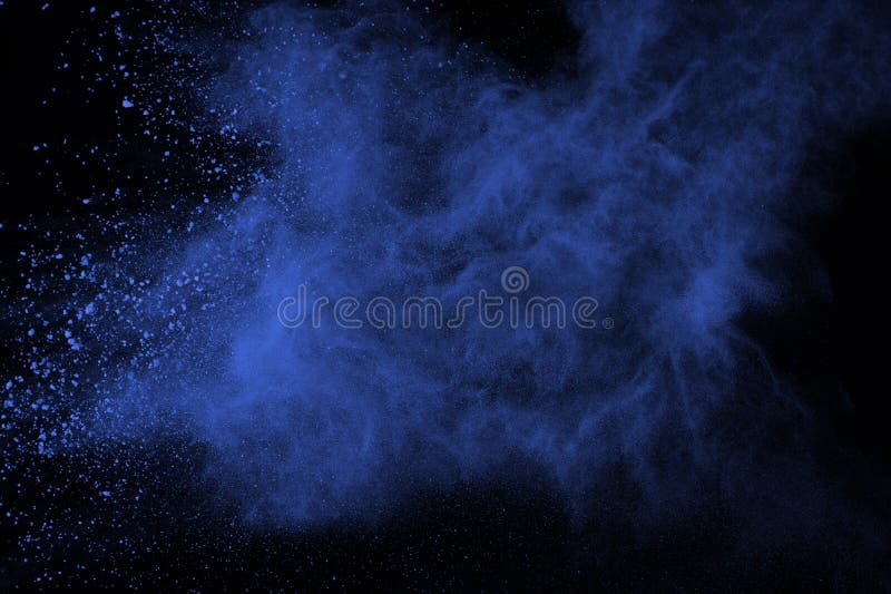 Abstrakt begrepp av blått pudrar explosion på svart bakgrund Blått pulver splatted isolat Kulört moln Kulört damm exploderar Måla