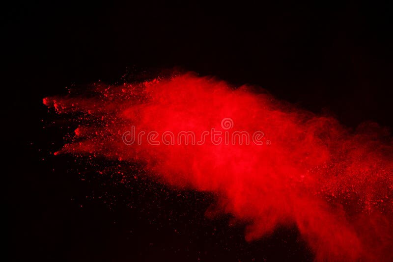 Abstrakt begrepp av den röda pulverexplosionen på svart bakgrund Rött pulver splatted isolat Kulört moln Kulört damm exploderar M