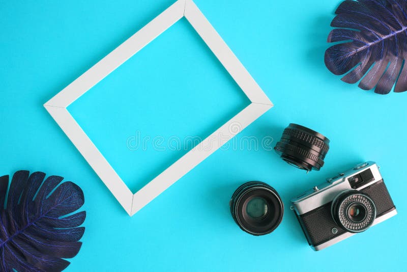 Abstrakt begrepp för fotoloppbakgrund med fotografiutrustning- och monsterasidor på blått royaltyfri fotografi Abstrakt begrepp för fotoloppbakgrund med fotografiutrustning- och monsterasidor på blått royaltyfri fotografi