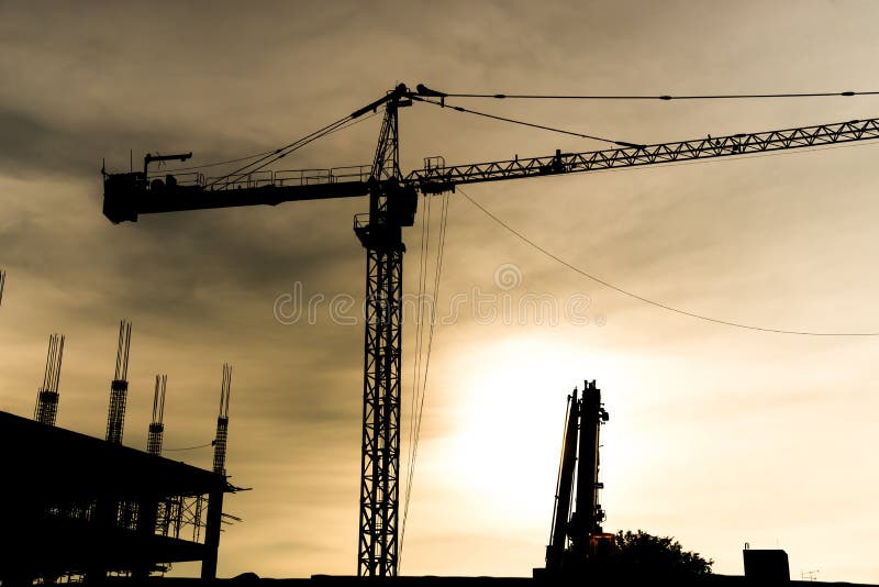 Abstrakt industriell bakgrund med silhouet för konstruktionskranar fotografering för bildbyråer Abstrakt industriell bakgrund med silhouet för konstruktionskranar fotografering för bildbyråer