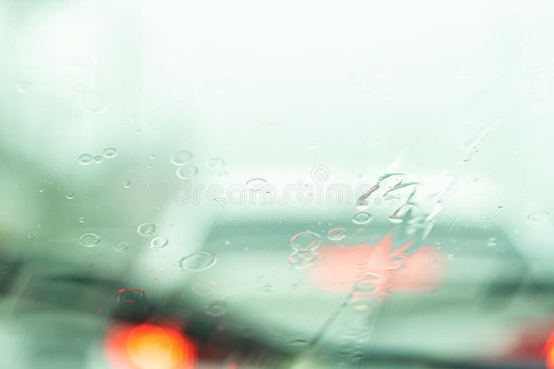Abstrakt otydlig trafikstockning med regn på fönster, regn och båge Många bilar på motorväg i staden under rusningstid arkivbild Abstrakt otydlig trafikstockning med regn på fönster, regn och båge Många bilar på motorväg i staden under rusningstid arkivbild
