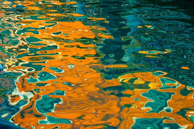Abstrakt reflexion av färgrik venice byggnad på kanalen fotografering för bildbyråer Abstrakt reflexion av färgrik venice byggnad på kanalen fotografering för bildbyråer