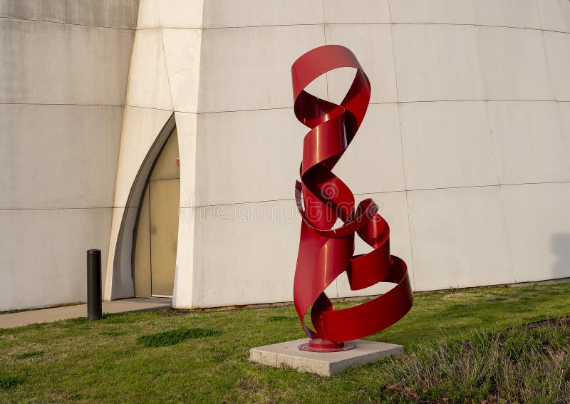 Abstrakt stålskulptur med röd färg från en njokalnig, framsida av den interreligiösa fredskapitelkatedralen av hopp i dallas texas