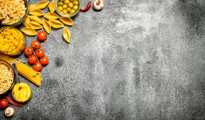 abstrakt textur för bakgrundsmatpasta Olik pasta med kryddor och grönsaker arkivbilder abstrakt textur för bakgrundsmatpasta Olik pasta med kryddor och grönsaker arkivbilder