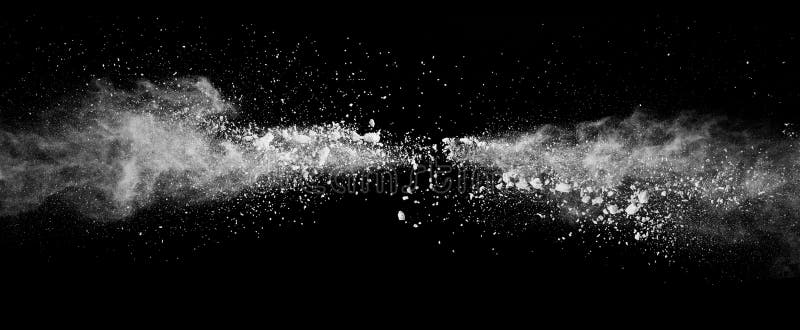 Abstrakt vit pulverexplosion som isoleras på svart bakgrund