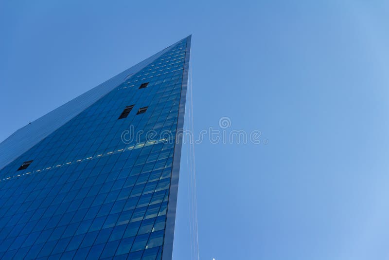 Abstrakta exponeringsglasfasader på en ljus solig dag på bakgrunden för blå himmel Ekonomifinanser och affärsverksamhetbegrepp lå royaltyfri fotografi Abstrakta exponeringsglasfasader på en ljus solig dag på bakgrunden för blå himmel Ekonomifinanser och affärsverksamhetbegrepp lå royaltyfri fotografi