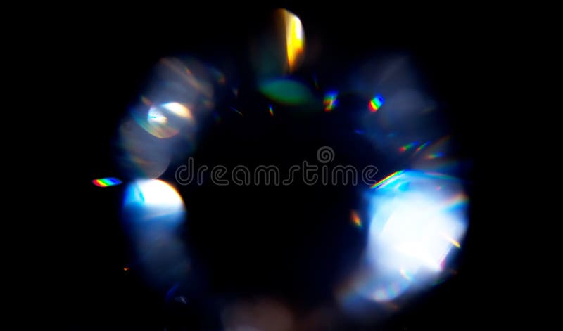 Abstrakta lyktor för linsöverstrålning. läckande reflektion av en glasdiamant kristallglas. smycken. avfokuserad skuggande färgad