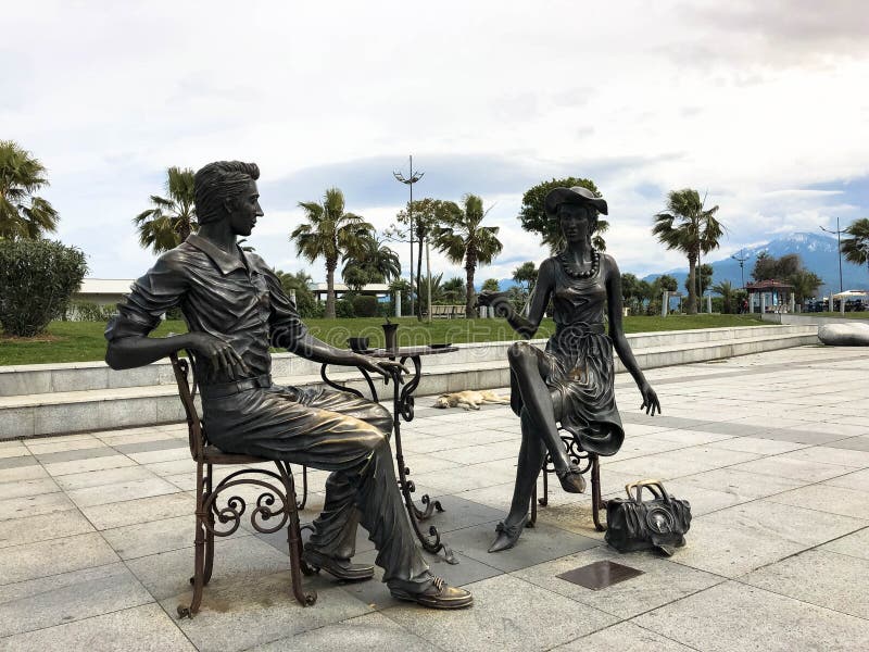 Abstrakta statyer som ?r arkitektoniska av folk som dricker te p? den Batumi sj?sidaboulevarden eller den Batumi stranden Georgia royaltyfri bild Abstrakta statyer som ?r arkitektoniska av folk som dricker te p? den Batumi sj?sidaboulevarden eller den Batumi stranden Georgia royaltyfri bild