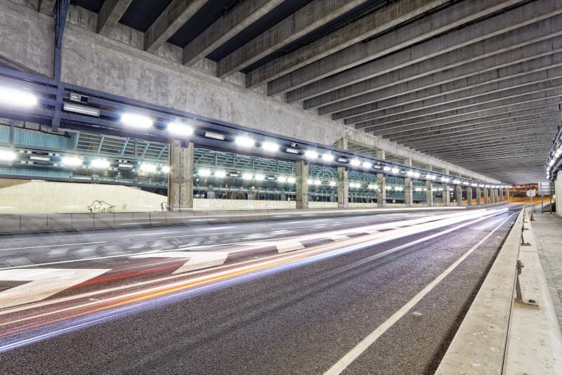 Abstrakte Geschwindigkeitsbewegung im städtischen Landstraßenstraßentunnel, unscharfes moti stockbilder Abstrakte Geschwindigkeitsbewegung im städtischen Landstraßenstraßentunnel, unscharfes moti stockbilder