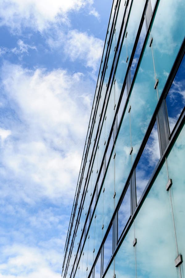 Abstrakte Hintergrundbeschaffenheit mit hellen Wolken reflektierte sich im Wind lizenzfreies stockfoto Abstrakte Hintergrundbeschaffenheit mit hellen Wolken reflektierte sich im Wind lizenzfreies stockfoto