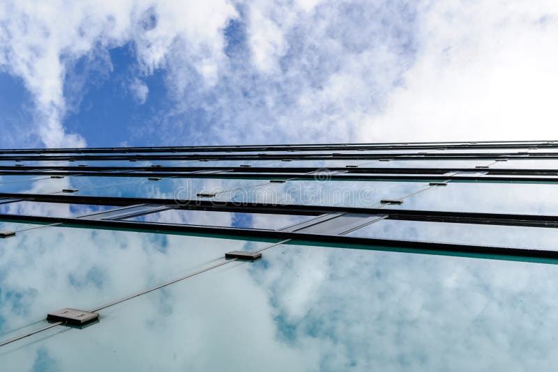 Abstrakte Hintergrundbeschaffenheit mit hellen Wolken reflektierte sich im Wind lizenzfreie stockfotos Abstrakte Hintergrundbeschaffenheit mit hellen Wolken reflektierte sich im Wind lizenzfreie stockfotos
