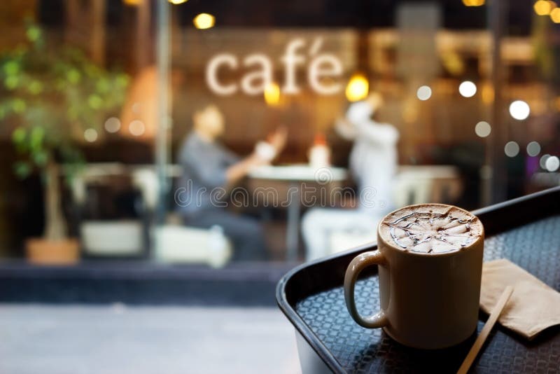 Abstrakte Leute im Kaffeestube- und Textcafé vor Spiegel, Weichzeichnung lizenzfreies stockbild Abstrakte Leute im Kaffeestube- und Textcafé vor Spiegel, Weichzeichnung lizenzfreies stockbild