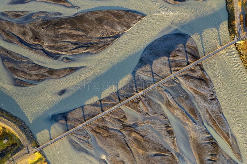 Abstrakte Luftansicht der Flüsse, die aus den Eisgletschern hervorgehen. Mutter Natur hat in Irland atemberaubende Kunstwerke gesc stockbilder