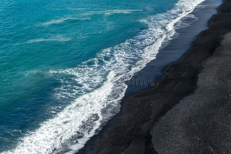 Abstrakte Luftansicht von Rynisfjara, schwarzer Sandstrand lizenzfreie stockfotos