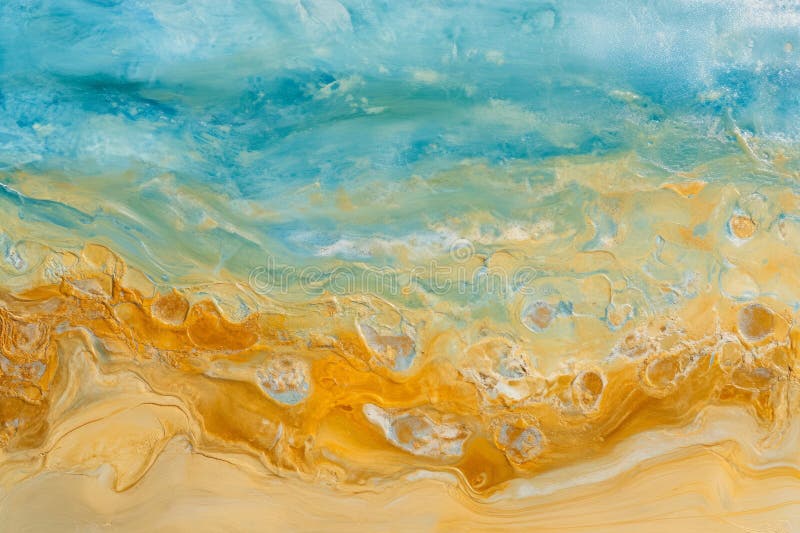 Abstrakte Luftlandschaft einer Wüste mit goldenen Sanddünen und klarem blauen Himmel, die zu einem lizenzfreie stockfotos