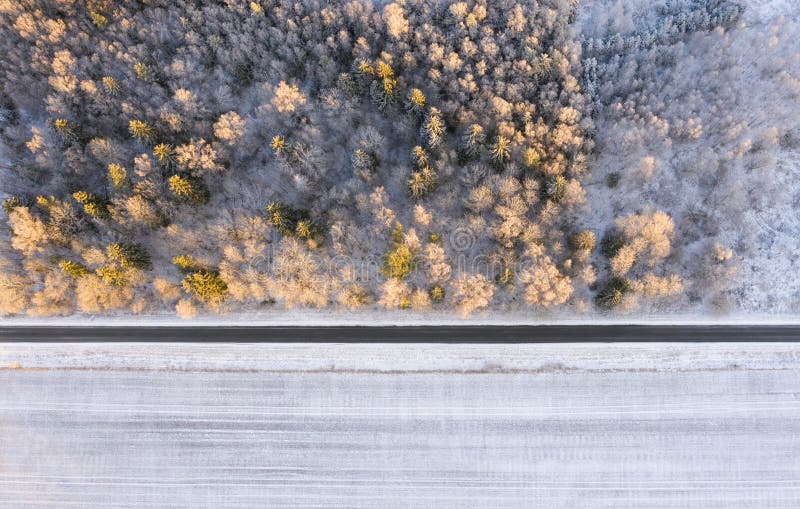 Abstrakte Luftsicht auf eine Straße, die durch gefrorene Landschaft führt lizenzfreie stockfotografie