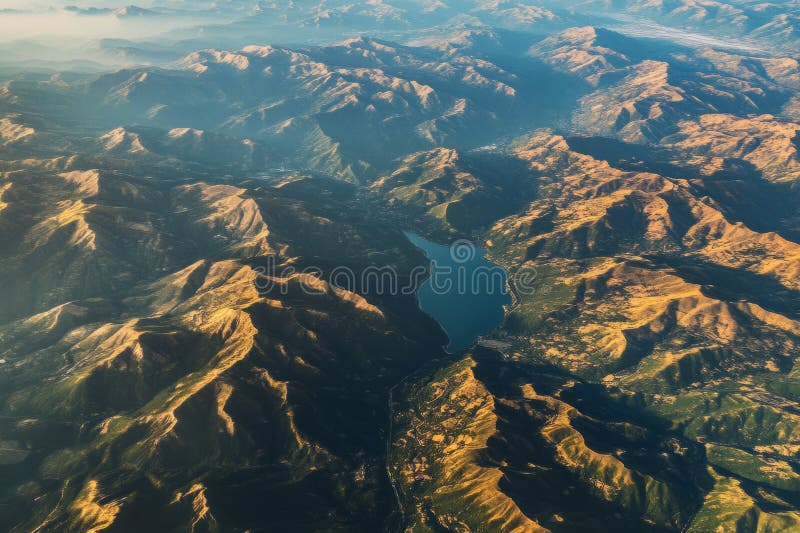 Abstrakte Sicht auf Berglandschaften mit scharfen Gipfeln, die in glattes Grün übergehen lizenzfreies stockbild