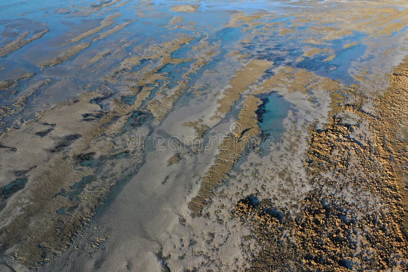 Abstrakte Sicht auf die Seenlandschaft der Felsbäder stockfotografie