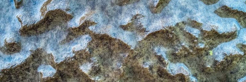 Abstrakte Sicht auf schneebedeckte Landschaft mit gefrorenen Seen und Wäldern lizenzfreie stockfotografie