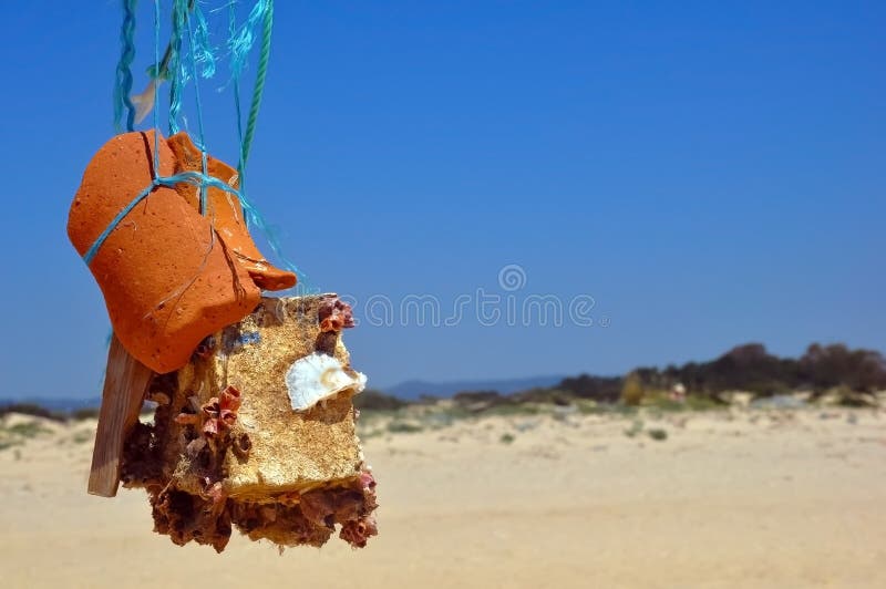 Abstrakte Skulptur des Steins, Töpfe und Muscheln im Ozean stützen unter stockfotografie Abstrakte Skulptur des Steins, Töpfe und Muscheln im Ozean stützen unter stockfotografie