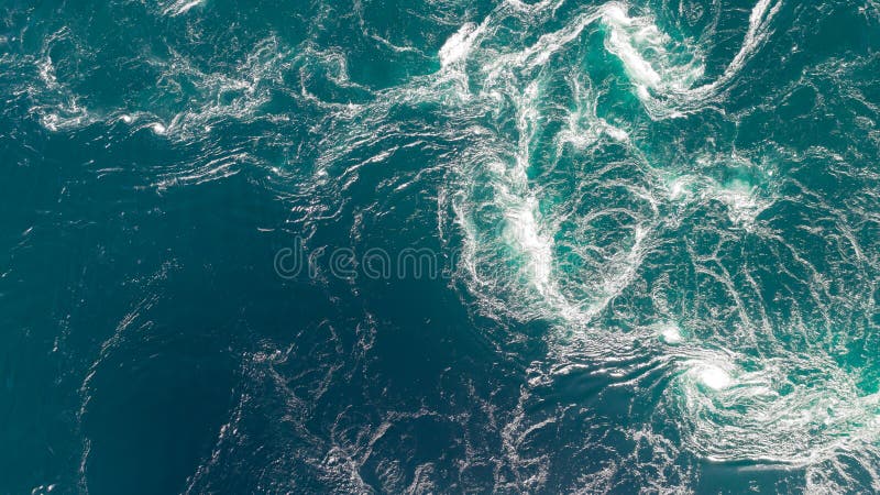 Abstrakte Wasserstrom, -Stromschnellen und -strudel im Fjord Saltstraumen, Norwegen stockfotos