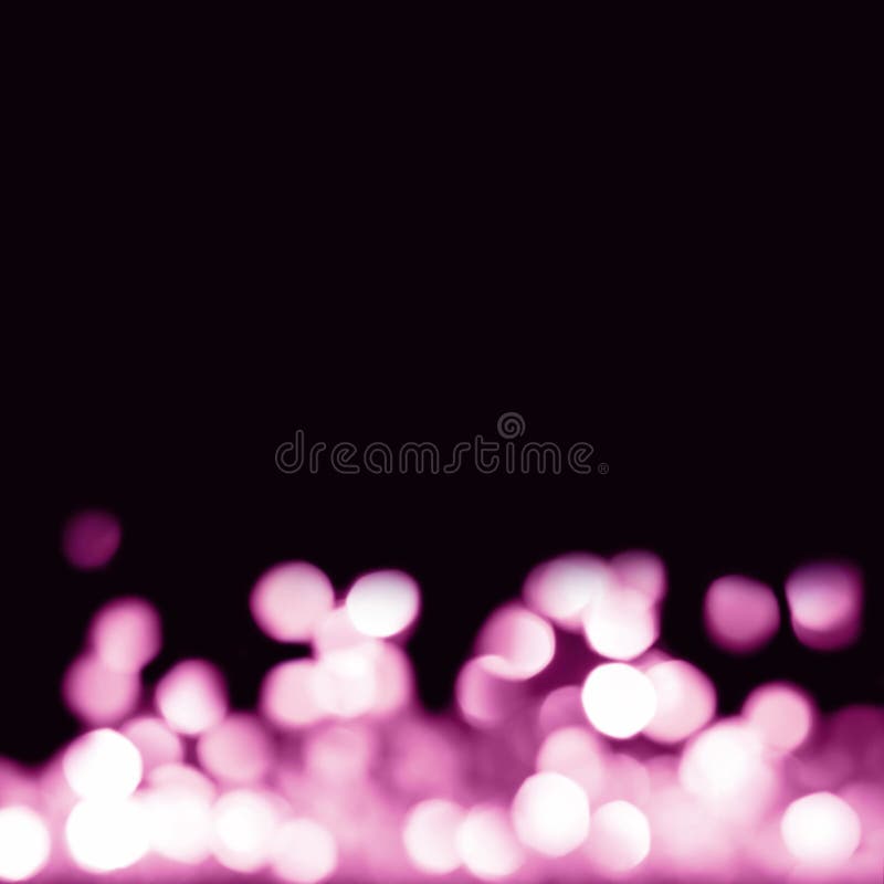 Abstrakter festlicher Hintergrund mit fallenden purpurroten bokeh Lichtern Gl?cklicher Mann genie?t an den Feiertagen in dem Meer lizenzfreies stockbild Abstrakter festlicher Hintergrund mit fallenden purpurroten bokeh Lichtern Gl?cklicher Mann genie?t an den Feiertagen in dem Meer lizenzfreies stockbild