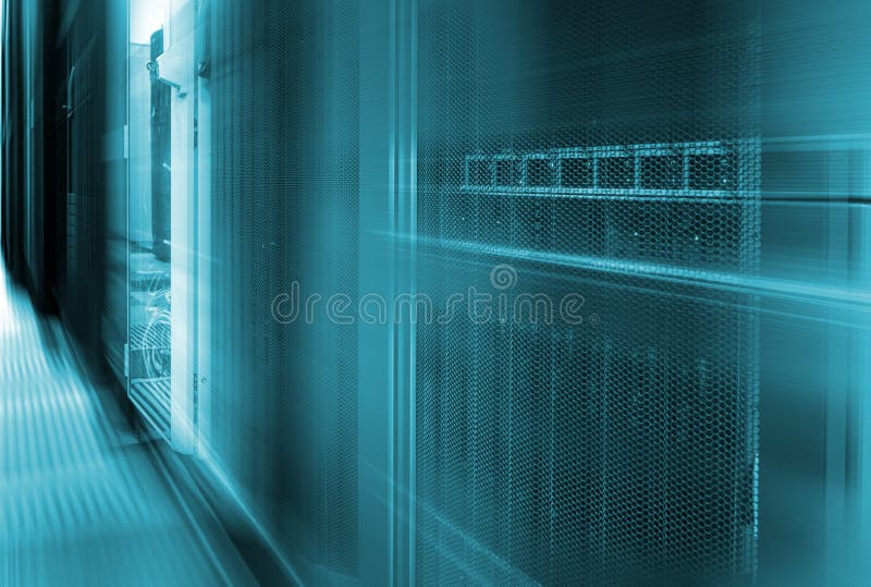 Abstrakter großer Rechenzentrumhochgeschwindigkeitsserverspeicher mit Bewegungsunschärfe stockfotos Abstrakter großer Rechenzentrumhochgeschwindigkeitsserverspeicher mit Bewegungsunschärfe stockfotos