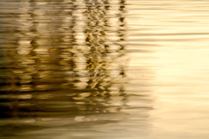 Abstrakter Hintergrund der undeutlichen Spaltenreflexion im Wasser lizenzfreies stockbild Abstrakter Hintergrund der undeutlichen Spaltenreflexion im Wasser lizenzfreies stockbild