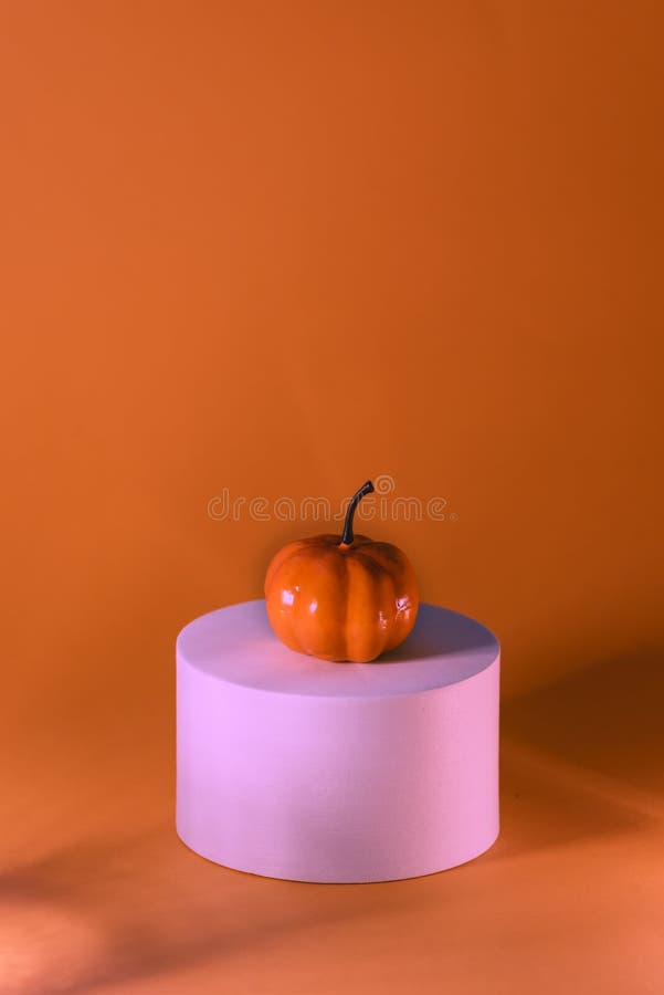 Abstrakter orangefarbener Produkthintergrund leeres geometrisches Podium Herbstuntergrund senkrechte Hälfte zwischen Kürbis stockbilder