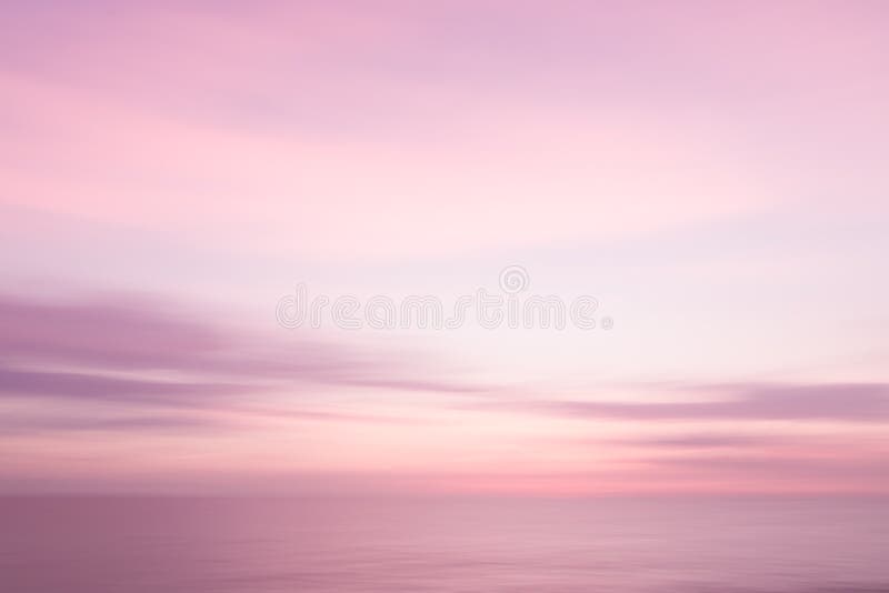 Abstrakter rosa Sonnenunterganghimmel- und Ozeannaturhintergrund lizenzfreies stockbild