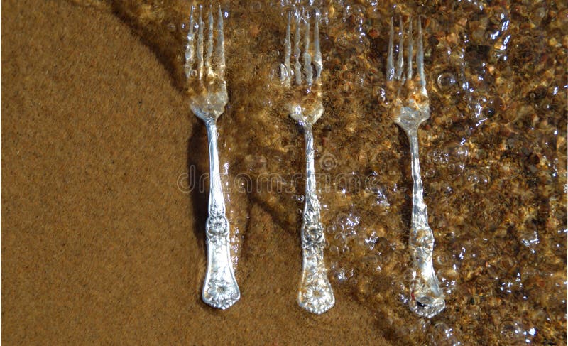 Abstraktes Bild mit den sauberen und glänzenden silbernen Weinlesegabeln im klaren Wasser lizenzfreie stockbilder Abstraktes Bild mit den sauberen und glänzenden silbernen Weinlesegabeln im klaren Wasser lizenzfreie stockbilder