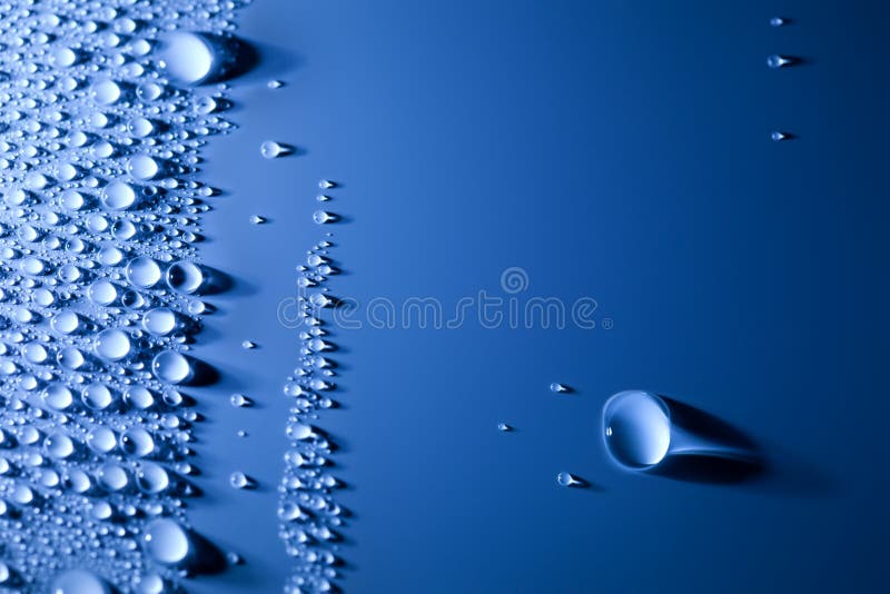 Abstraktes Wasser lässt Hintergrund mit schönem großem Rückgang fallen stockfotos