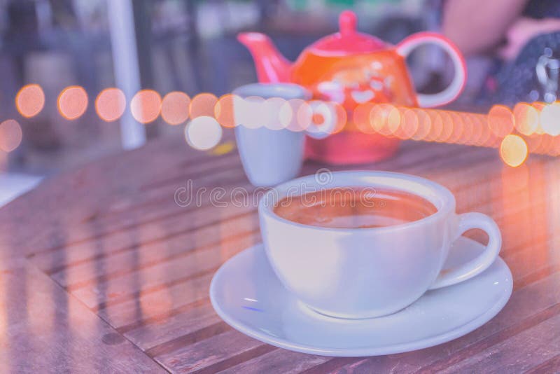 Abstraktes Weiche verwischt und Weichzeichnung ein Schale Cappuccino, heißer Kaffee mit dem bokeh, Strahlnlicht, Blendenfleckeffe lizenzfreie stockfotos Abstraktes Weiche verwischt und Weichzeichnung ein Schale Cappuccino, heißer Kaffee mit dem bokeh, Strahlnlicht, Blendenfleckeffe lizenzfreie stockfotos