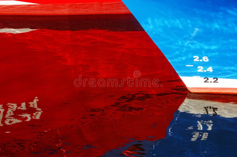 Abstraktion med skeppreflexioner på vatten