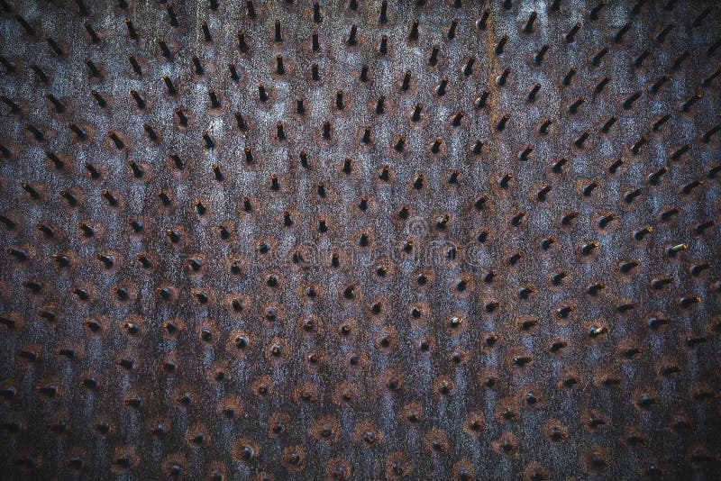 Abstração de barras de ferro enferrujadas cortadas e ocultadas com grandes placas de ferro