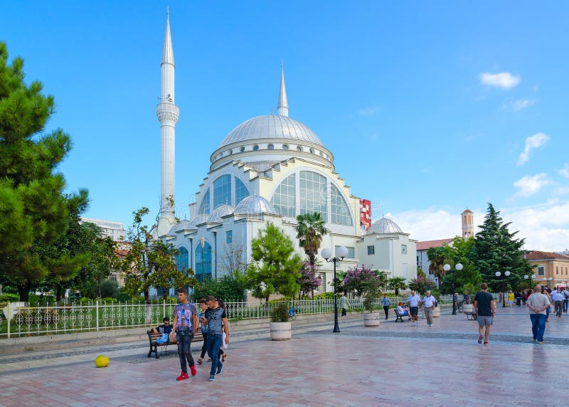 Abu Bekr Mosque oder große Moschee Xhamia e Madhe Fußgängerstraße Rruga Kole Idromeno, Shkoder, Albanien stockfoto Abu Bekr Mosque oder große Moschee Xhamia e Madhe Fußgängerstraße Rruga Kole Idromeno, Shkoder, Albanien stockfoto