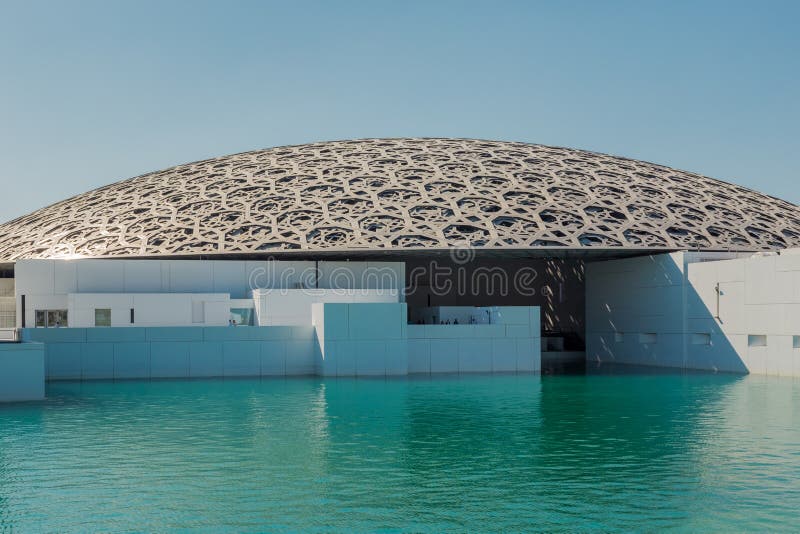 Abu Dhabi, Emirati Arabi Uniti, il 14 novembre 2017: Louvre Abu Dhabi immagini stock libere da diritti Abu Dhabi, Emirati Arabi Uniti, il 14 novembre 2017: Louvre Abu Dhabi immagini stock libere da diritti