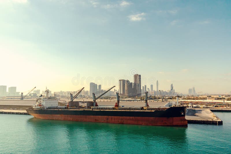 Abu Dhabi, Emiratos Árabes Unidos - 13 de dezembro de 2018: Navio grande no porto da carga fotos de stock Abu Dhabi, Emiratos Árabes Unidos - 13 de dezembro de 2018: Navio grande no porto da carga fotos de stock