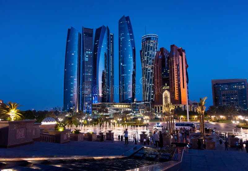 Abu Dhabi, Emiratos Árabes Unidos - 1 de noviembre de 2019: Rascacielos de torres de Etihad en el centro de Abu Dhabi