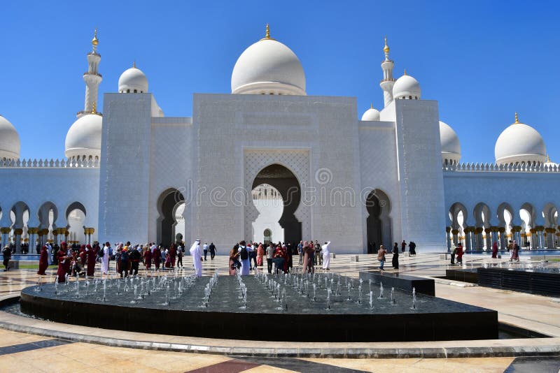 Abu Dhabi, Emiratos Árabes Unidos, março, 19, 2019 Povos que andam perto de Sheikh Zayed Grand Mosque em Abu Dhabi, Emiratos Árab imagens de stock royalty free Abu Dhabi, Emiratos Árabes Unidos, março, 19, 2019 Povos que andam perto de Sheikh Zayed Grand Mosque em Abu Dhabi, Emiratos Árab imagens de stock royalty free