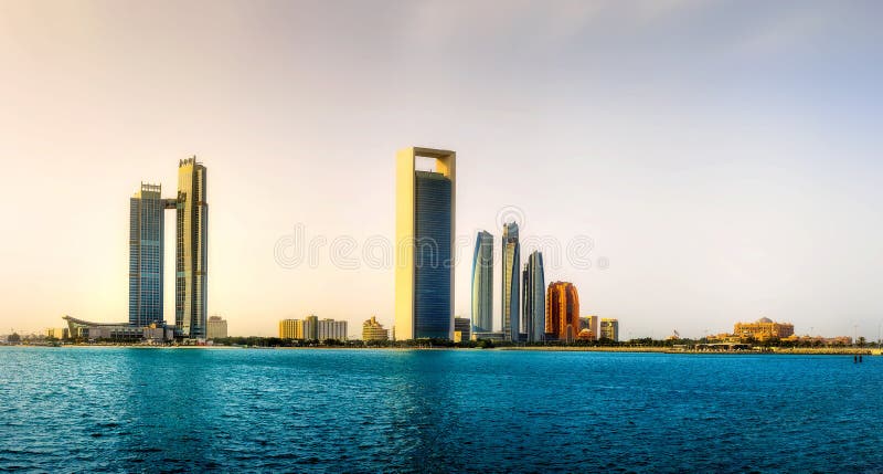 Widok Abu Dhabi linia horyzontu przy zmierzchem, Zjednoczone Emiraty Arabskie
