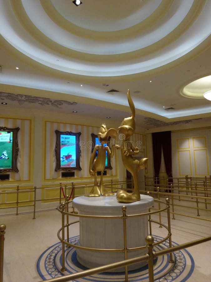 Abu Dhabi - Mai 2019: Die goldenen Wanzen Bunny And Daffy Duck At Warner Bros World lizenzfreies stockfoto Abu Dhabi - Mai 2019: Die goldenen Wanzen Bunny And Daffy Duck At Warner Bros World lizenzfreies stockfoto