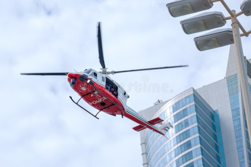 Abu Dhabi Police Chopper, der über der Stadt schwebt lizenzfreie stockfotografie Abu Dhabi Police Chopper, der über der Stadt schwebt lizenzfreie stockfotografie